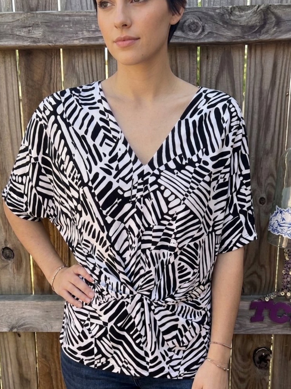 👗Pleione Black & White Knot-Front V-Neck top